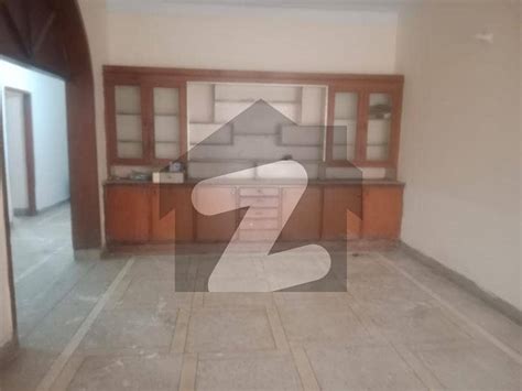 10 Marla Lower Portion In Allama Iqbal Town Is Available For Rent