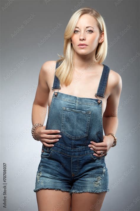Hübsche blonde Frau zeigt Emotionen Stock Photo Adobe Stock
