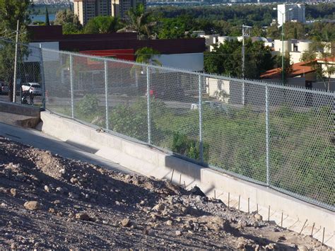 CERCA DE MALLA CICLON Suministro y colocación de Malla ciclónica