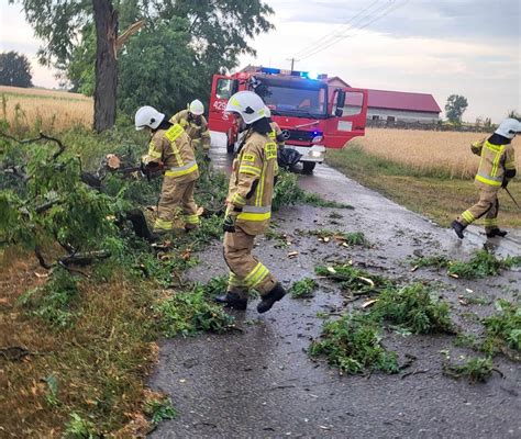 Zerwany Dach I Po Amane Drzewa Stra Acy Usuwali Skutki Wichury