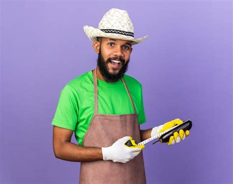 Sonriente Joven Jardinero Afroamericano Vistiendo Gorro De Jardiner A Y