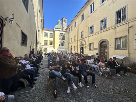 Pontremoli Spettacolare Accoglienza Per Gli Uffizi Diffusi La Citt