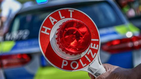 Oldenburg Auto Kracht In Hauswand Fahrer Fl Chtet Nackt Vor Der Polizei