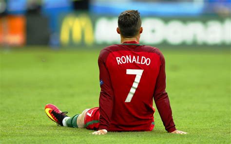 Cristiano Ronaldo Sitting Euro 2016 Wallpapers 2880x1800 1187084