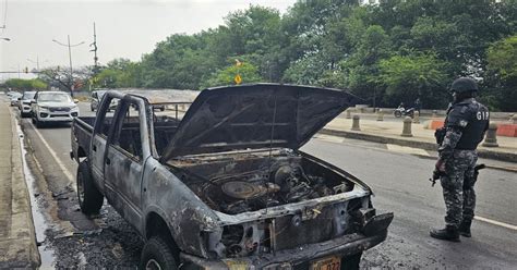 Incendio de un vehículo producto de una falla eléctrica en la Av del