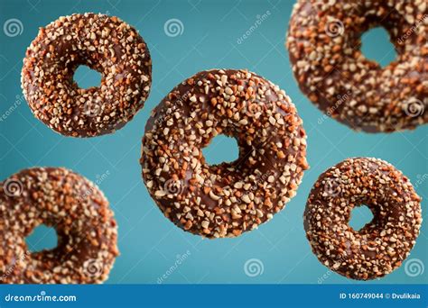 Donuts Amendoins Voando Sobre Fundo Azul Conceito De Junk Food