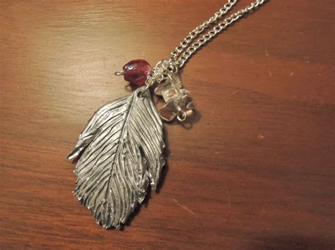 Holly Goes Lightly: DIY Feather Necklace