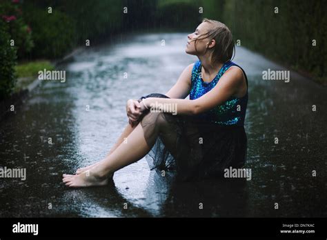 Ragazze Fuori Sotto La Pioggia Immagini E Fotografie Stock Ad Alta