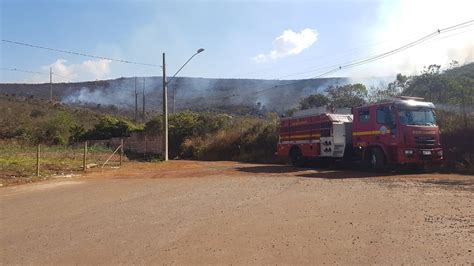 Brigadistas e bombeiros combatem incêndio no Parque do Rola Moça na