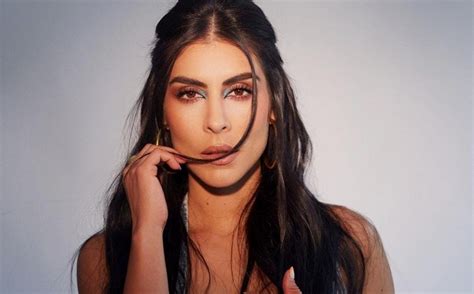 Hija de Biby Gaytán presume sus curvas en mini bikini color aqua