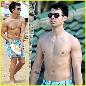 Joe Jonas Shirtless Beach Frisbee Player In Hawaii Blanda