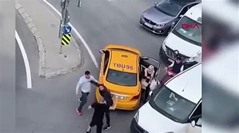 Yol verme kavgasında yolu ringe çevirdiler Tekmeler yumruklar havada