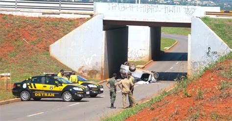 G Mulher Morre Ap S Bater Carro Em Mureta Na L Sul Em Bras Lia