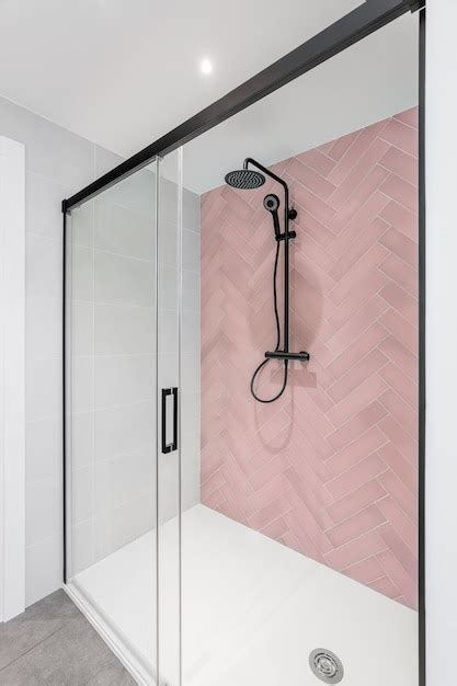 Cuarto De Ba O Moderno Con Azulejos Blancos Y Rosas Ducha De Mano Con