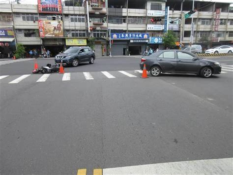 影》超傻眼！騎士撞搶快車倒地 又遭不長眼左轉車追撞 社會 中時