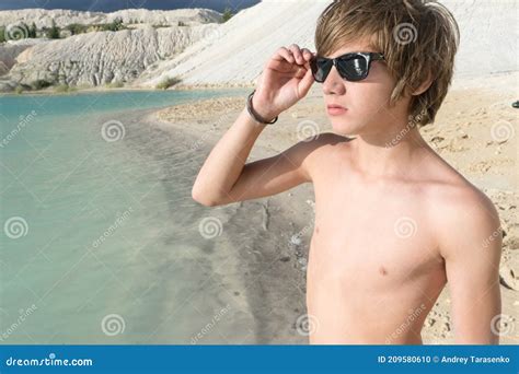 Junge Am Strand Blickt In Die Ferne Ein Junger Mann Stockfoto Bild