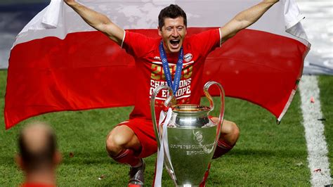 Robert Lewandowski lepszy od Messiego i Ronaldo Polak króluje w