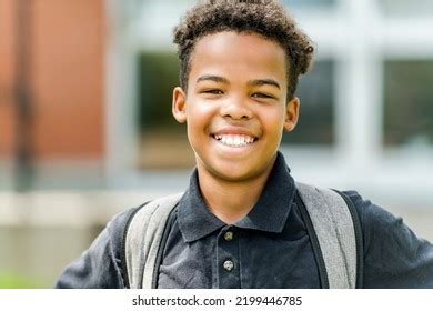 Un écolier afro américain souriant avec son sac à dos 515 images