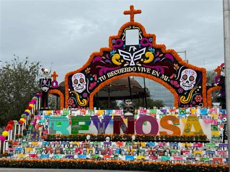 Inaugura Ayuntamiento El Monumental Altar De Muertos En La Plaza