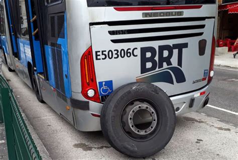 RODA DE ÔNIBUS DO BRT SE SOLTA E PARA DO OUTRO LADO NA RUA DURANTE