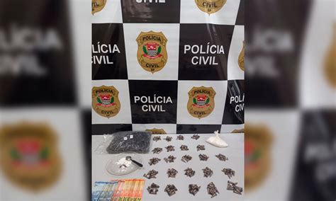 Pol Cia Civil Surpreende Indiv Duo Que Estava Embalando Drogas