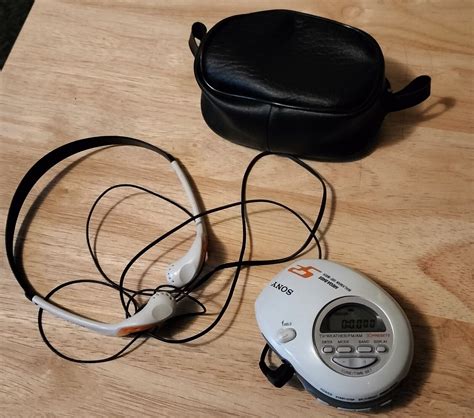 Sony Walkman Srf M85v Mega Bass Radio And Sony Mdr W014 Headphones