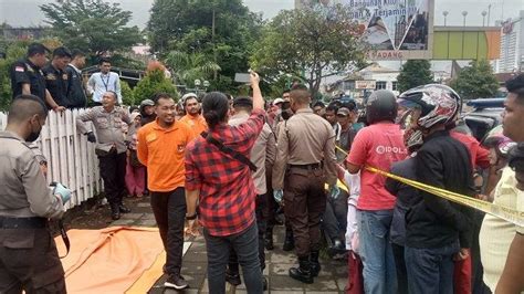 Dibawa Ke Rumah Sakit Bhayangkara Pria Yang Meninggal Di Atas Kursi Di