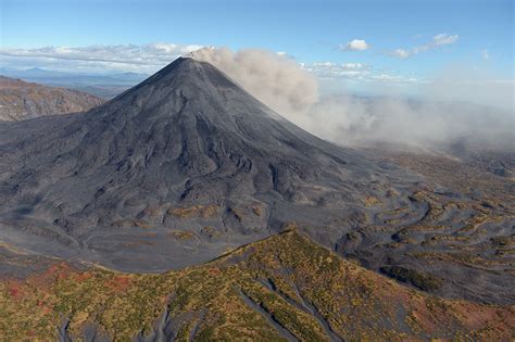 File:Karymsky volcano.jpg - Wikimedia Commons