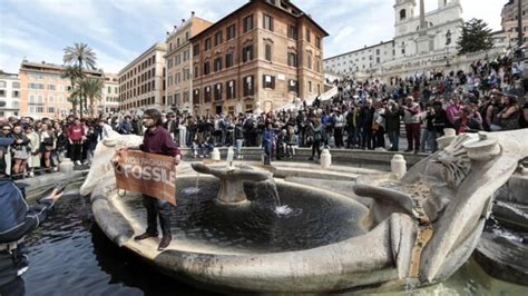 Blitz Degli Attivisti Di Ultima Generazione A Piazza Di Spagna Liquido