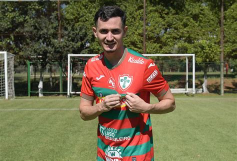 Portuguesa oficializa a contratação do meia Guilherme Portuga