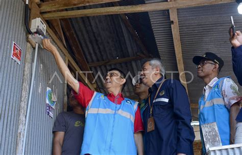 Penyalaan Pertama Program Bantuan Pasang Baru Listrik ANTARA Foto