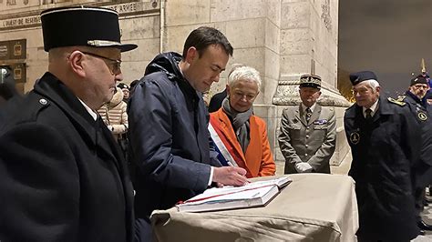 Cérémonie De Ravivage De La Flamme Sous Larc De Triomphe Le 22 Janvier