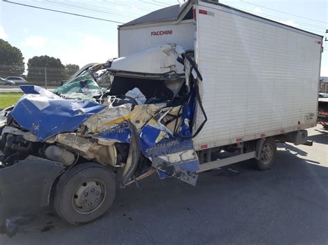 Motorista De Caminh O Colide Em Traseira De Carreta E Morre Na Br