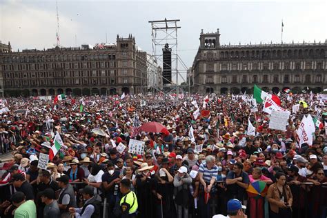 Informe De Amlo As Se Vive El Ambiente En El Z Calo Fotos El