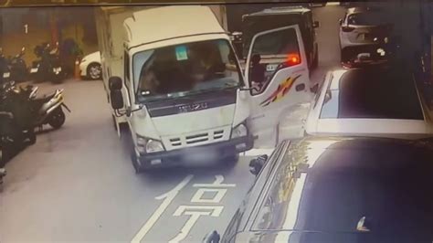 車主氣炸！ 貨車門沒關好「二度刮車」 駕駛看一眼溜了 社會 壹新聞