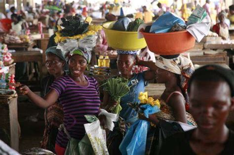 Activistas protestam em defesa de zungueiras Rede Angola Notícias