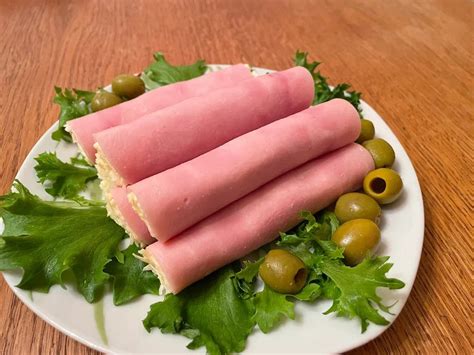 Рулетики из ветчины с сыром и чесноком - рецепт приготовления