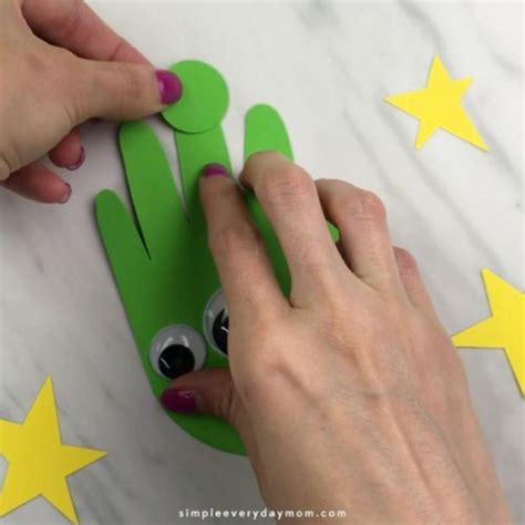 Make This Easy Alien Handprint Card From Toy Story 4