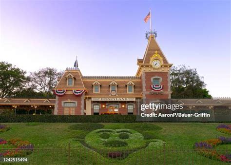 Disneyland Railroad Photos And Premium High Res Pictures Getty Images