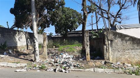 A Gazeta Homem vai urinar e encontra corpo em terreno atrás da Ceasa