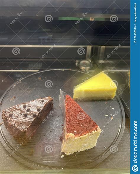 Una Rebanada De Tarta De Queso De Terciopelo Rojo Y Rebanada De Pastel