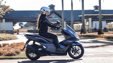 Nova Honda PCX 2023 ganha motor mais potente e preços partem de R 15