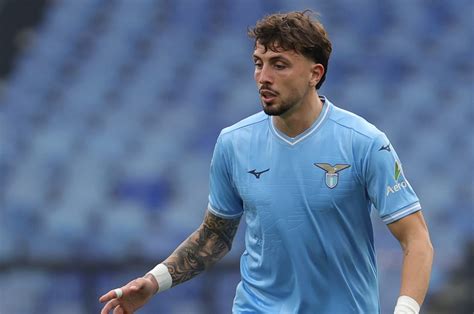 Il Difensore Della Lazio Luca Pellegrini Ferito Alla Gamba In Un