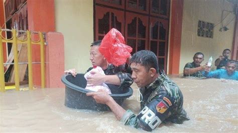 Manado Dikepung Banjir Aksi Anggota TNI Viral Saat Selamatkan Bayi