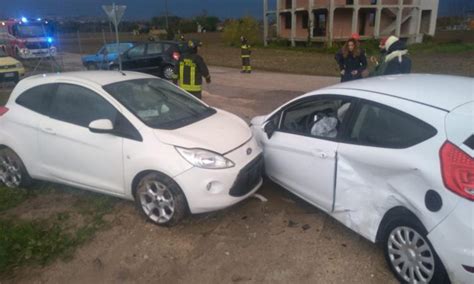 Morrovalle Frontale Tra Due Auto Lungo La Provinciale Foto Picchio