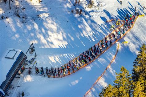 Winterberg Aus Der Vogelperspektive Winterluftbild Warteschlange An