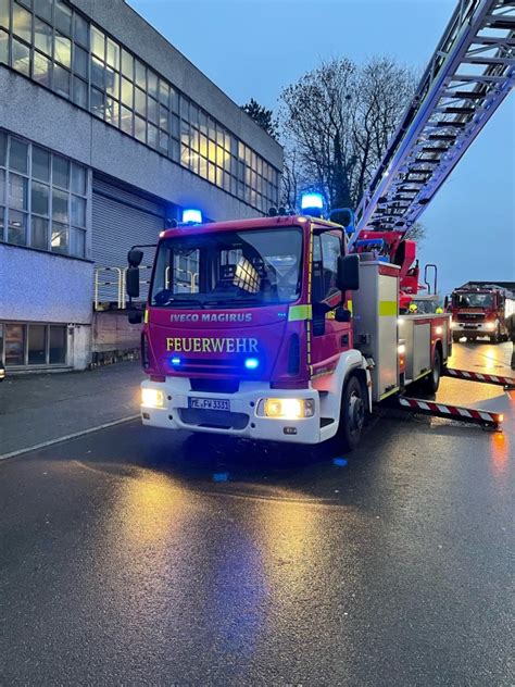 Einsatzstelle Mit Bedrohungslage Feuerwehr L Scht Zimmerbrand