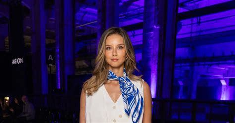 Einfach hot Nicola Cavanis im Schnür Bikini