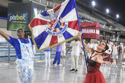 Sacudiu Debaixo de temporal Ilha faz grande ensaio e mostra força