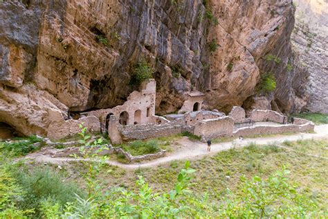 Un Antica Abbazia Tra Le Pareti Rocciose Esplora Queste Meravigliose